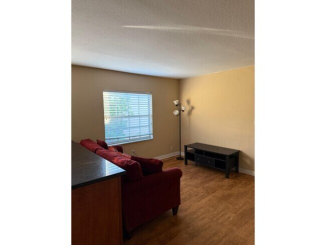 Foto del edificio - 1 bed 1 bath condo 2nd floor