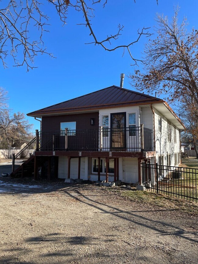 Building Photo - Remodeled 4 bedroom, 2.25 bath