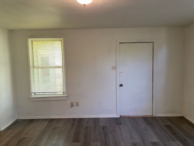 Building Photo - ONE BEDROOM/ONE BATH - GREAT LOCATION!