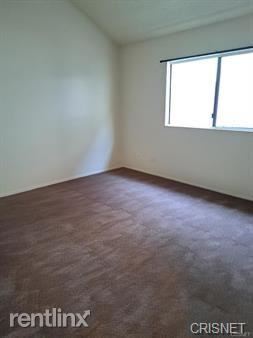 Building Photo - 3 br, 2.5 bath Townhome - 9946 Owensmouth ...