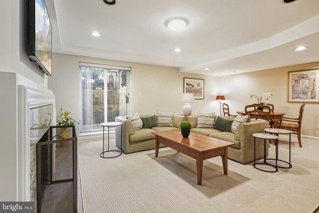 Foto del edificio - 2619 Woodley Pl NW
