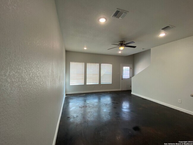 Foto del edificio - 6938 Crestway Rd