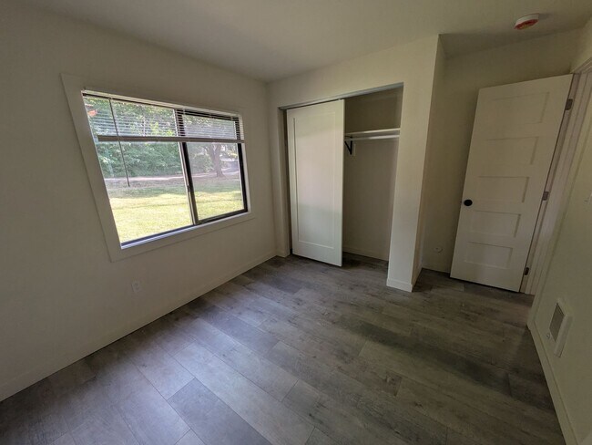 Foto del edificio - 304 N Jefferson St