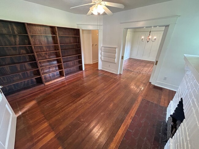 Building Photo - Charming 3 bedroom, 2.5 bathroom home loca...