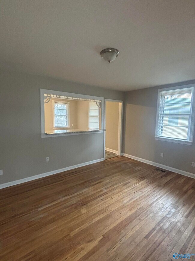 Foto del edificio - 2204 Bide a Wee Dr NE