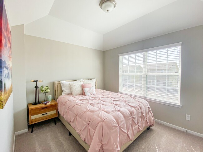 Dormitorio secundario con techo abovedado (Plano 4301) - Pradera Oaks