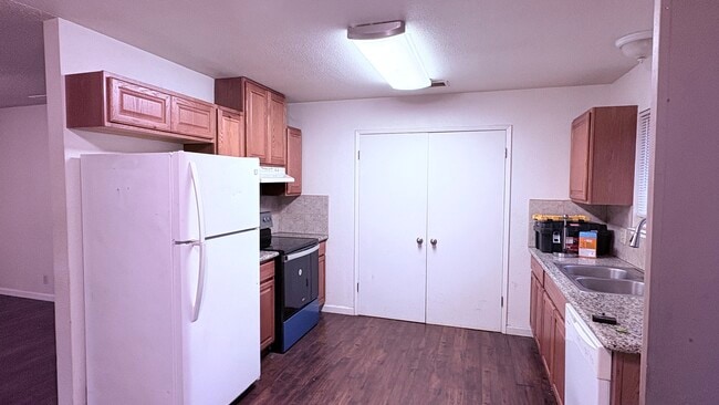Building Photo - 2080 D St