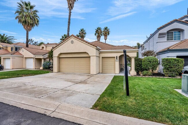 Foto del edificio - FANTASTIC REMODEL TOP TO BOTTOM...NEW KITCHEN AND BATHS!!