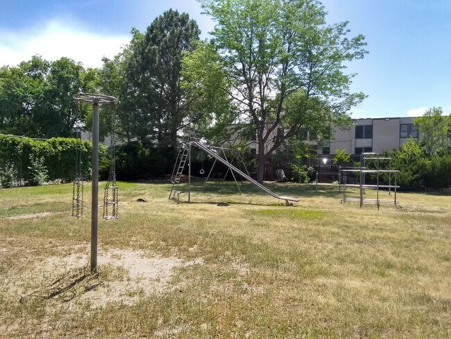 Building Photo - Great location off Leetsdale/Parker and Florida with lots of amenities such as AC, pool, hot tub,...