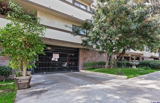 Building Photo - 1339 N Columbus Ave