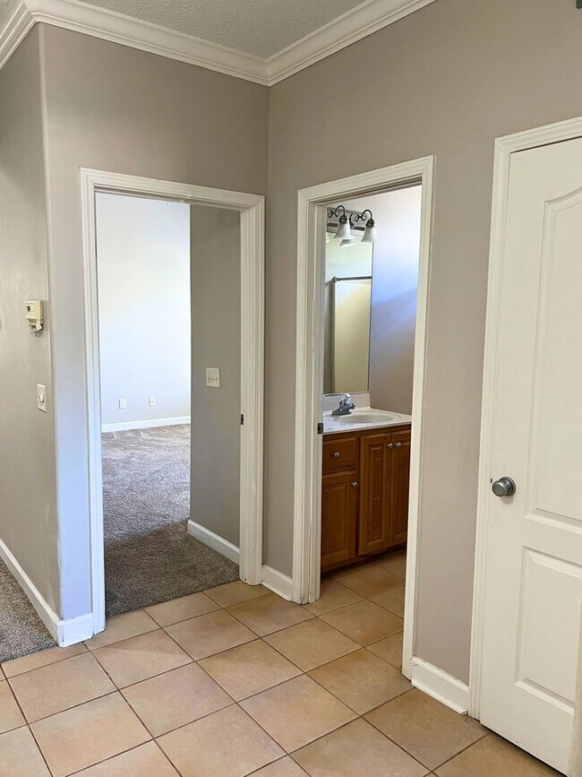 Building Photo - Amenities + landscaping ! 3/2