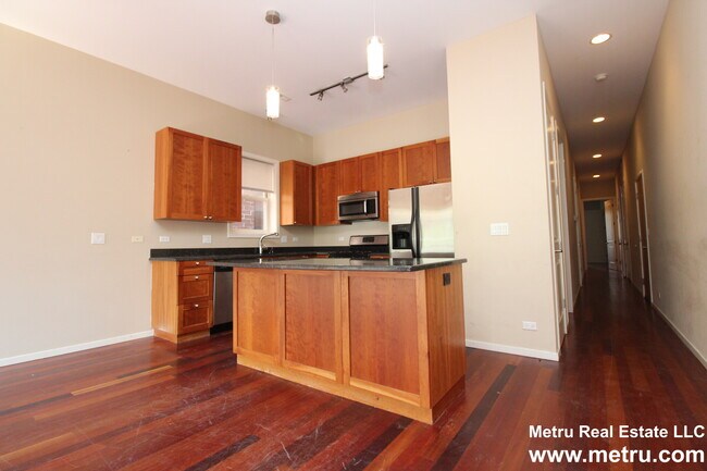 Foto del edificio - 3221 N Sheffield Ave