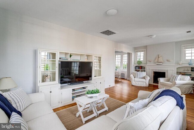 Building Photo - 302 Rucker Pl