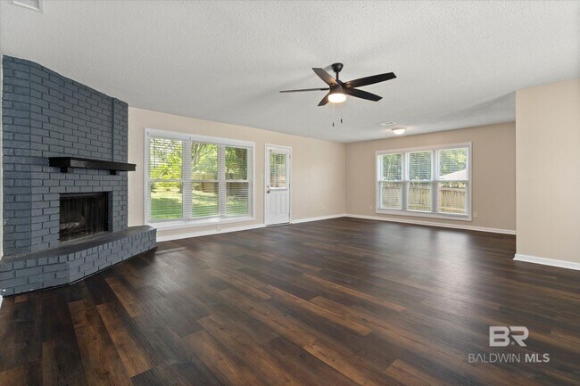 Foto del edificio - 122 Lake Forest Blvd