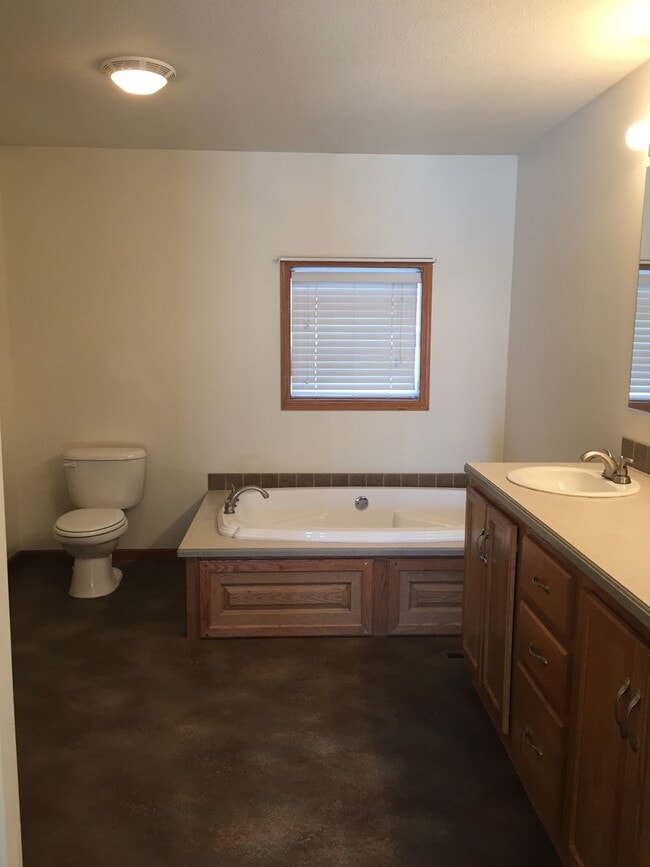 Foto del edificio - 4 Bedroom 2 Bathroom Rabel Lane Home