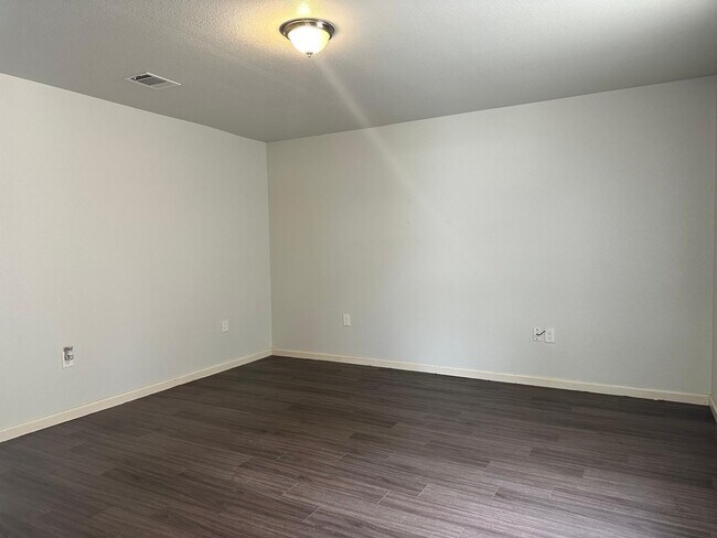 Foto del edificio - 628 Luke St