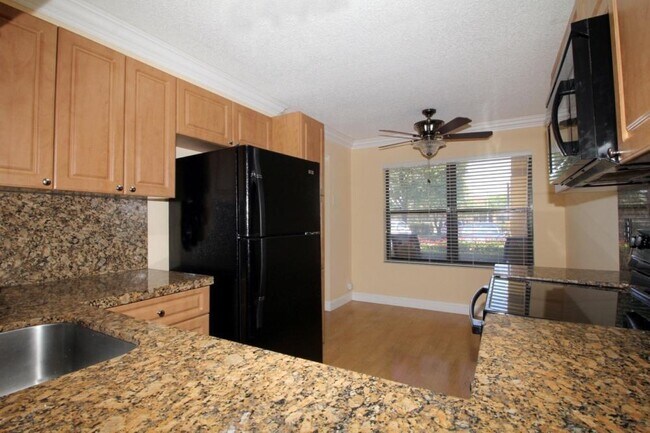 Foto del edificio - 4706 Lucerne Lakes Blvd