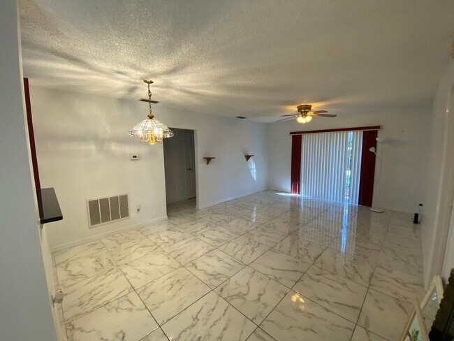 Foto del edificio - Home for rent in 55+ gated community