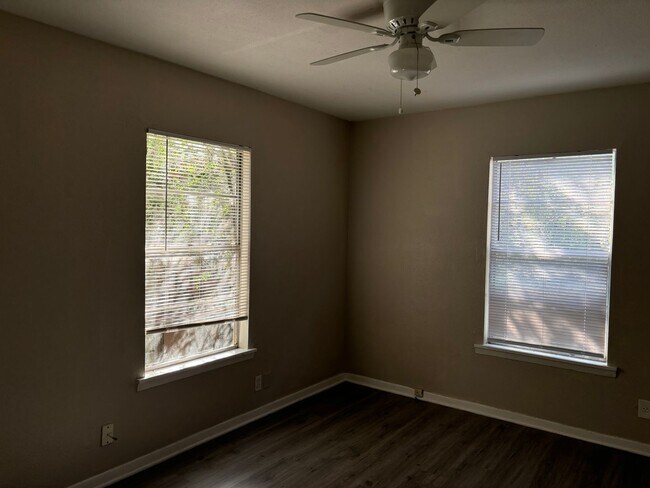 Building Photo - 2/1 in Quiet Denison Neighborhood
