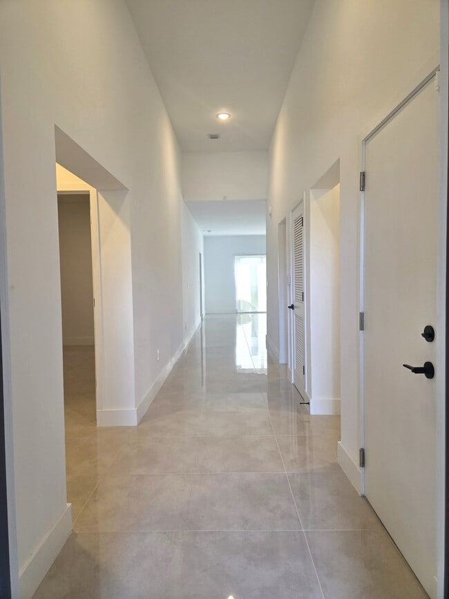 Building Photo - 4/2 in Villa Pass