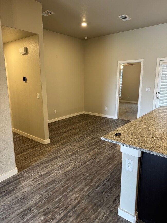 Foto del edificio - Beautiful 3BR 2BR 2 Car Garage west of town
