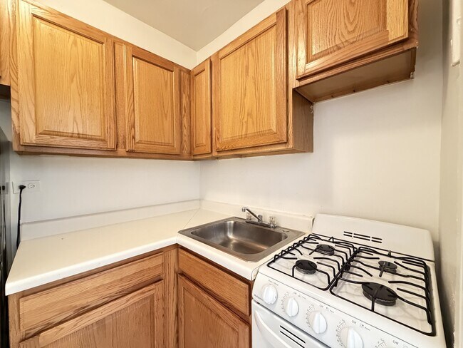Foto del edificio - 653 W Belmont Ave