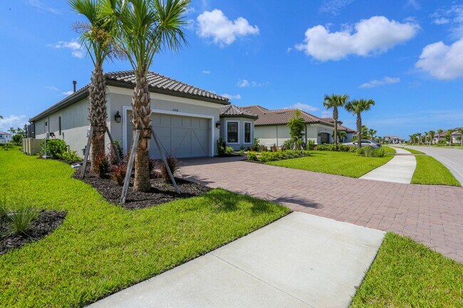Foto del edificio - BRAND NEW** STUNNING POOL HOME**PROFESSIONALLY DECORATED**3 BEDS + DEN/ 3 FULL BATHS***ESPLANADE ...