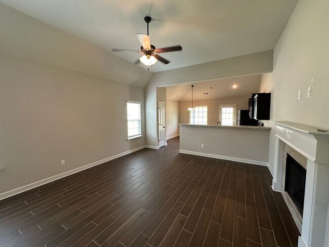 Building Photo - Available NOW in Southaven!