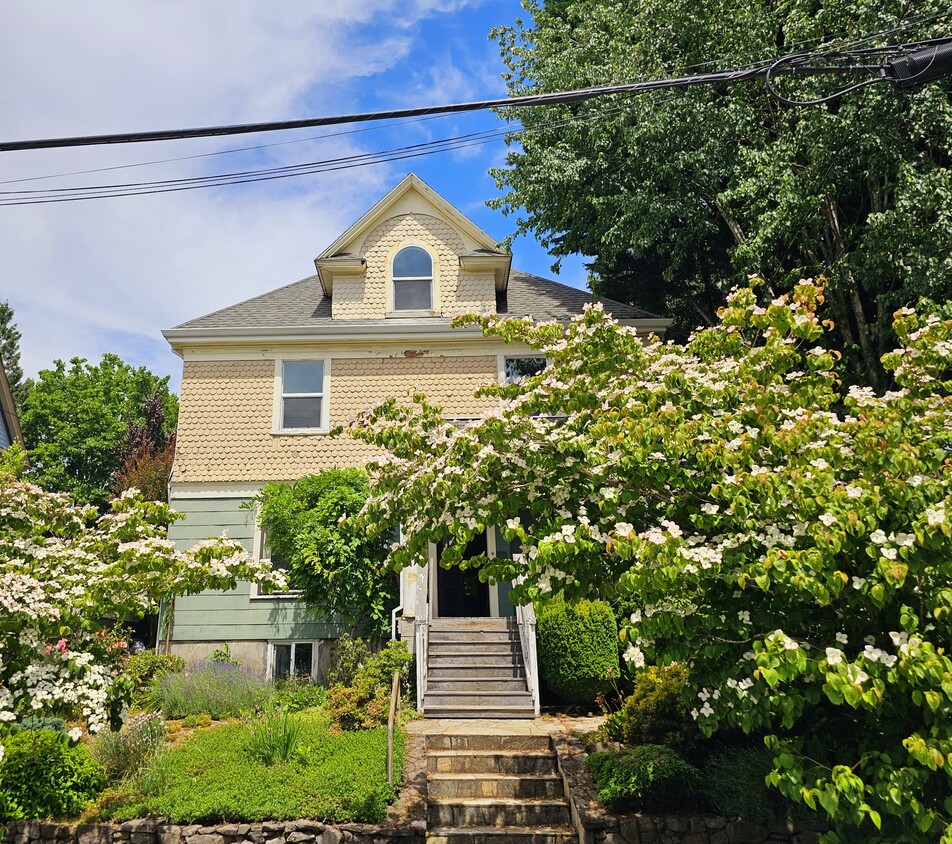 Primary Photo - 309 NE Graham St