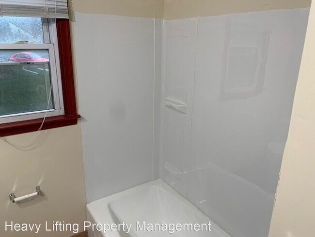 Building Photo - 3 br, 1 bath House - 901 Parkway Drive