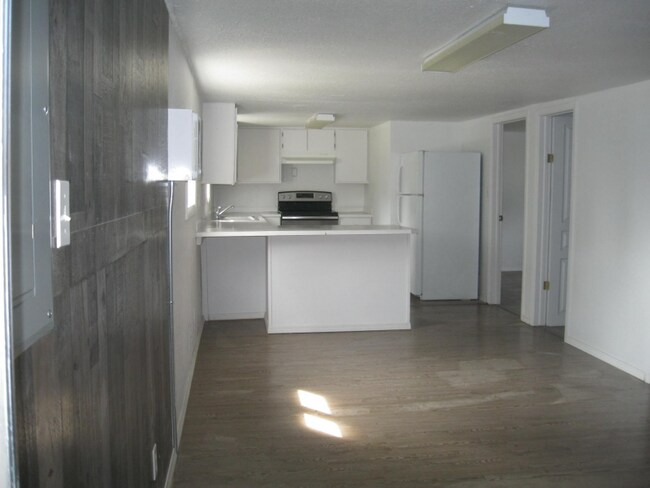 Building Photo - 400 6th St S
