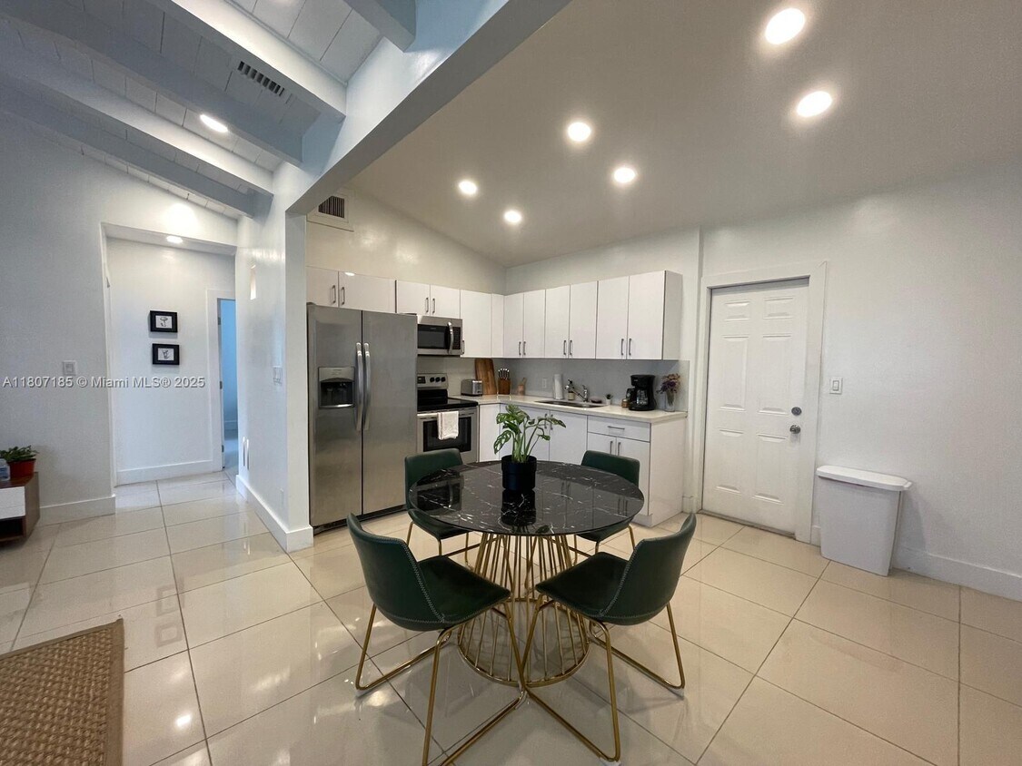 Foto principal - 26 NE 70th St