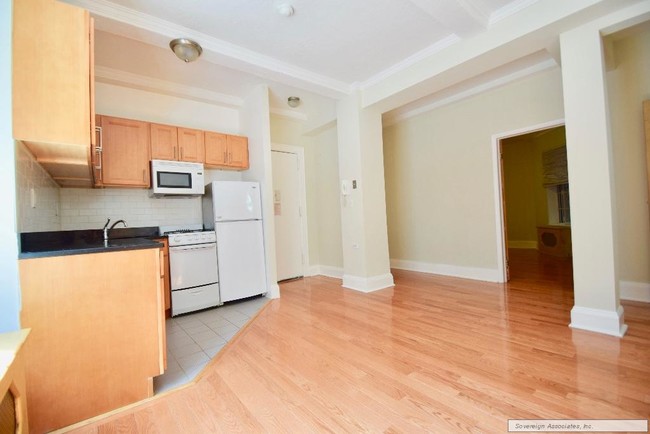 Building Photo - 115 W 71st St