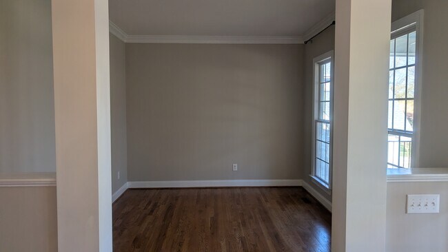 Foto del edificio - 527 Competition Rd