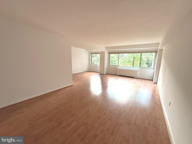 Foto del edificio - 4201 Cathedral Ave NW