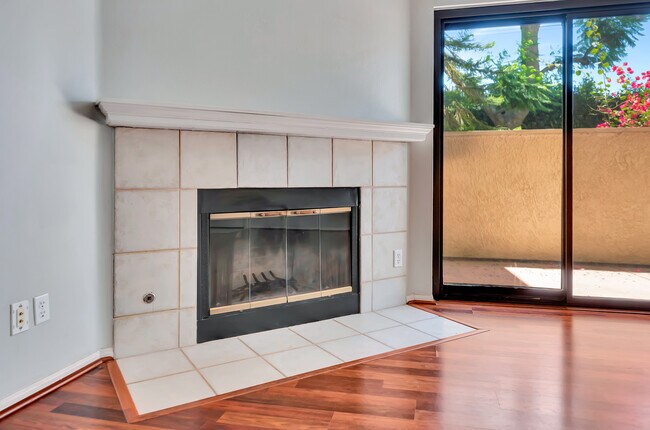 Building Photo - 6930 De Celis Pl