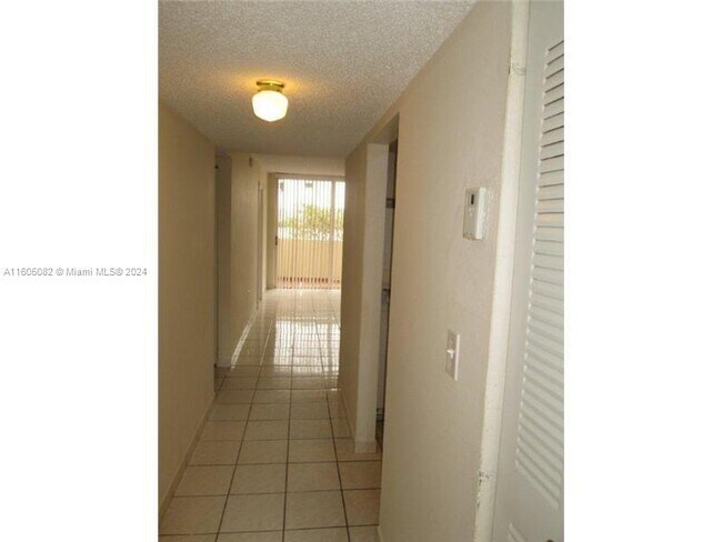 Foto del edificio - 10000 NW 80th Ct