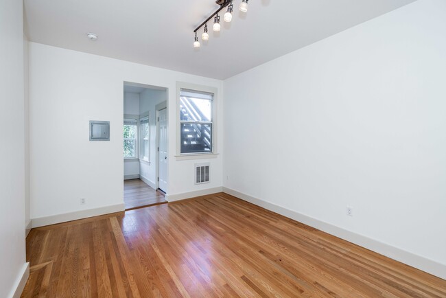 Building Photo - 905 Ashbury St