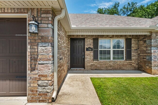 Foto del edificio - Charming 3 Bed, 2 Bath Home | Fenced Yard ...