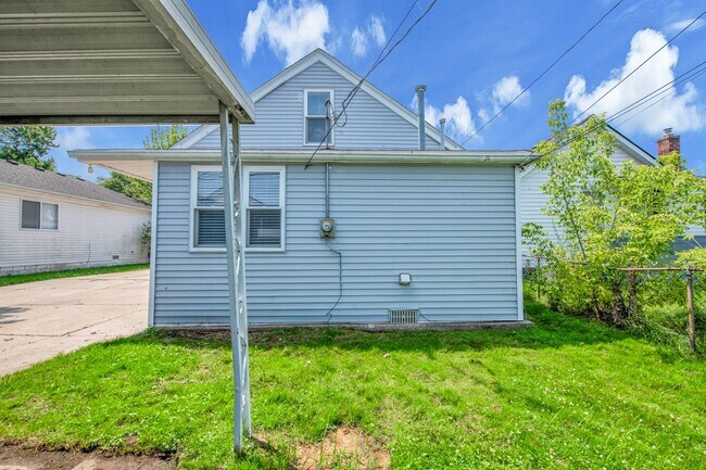 Building Photo - 4 bedrooms $2150