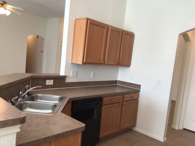 Building Photo - 1620 Northview Dr