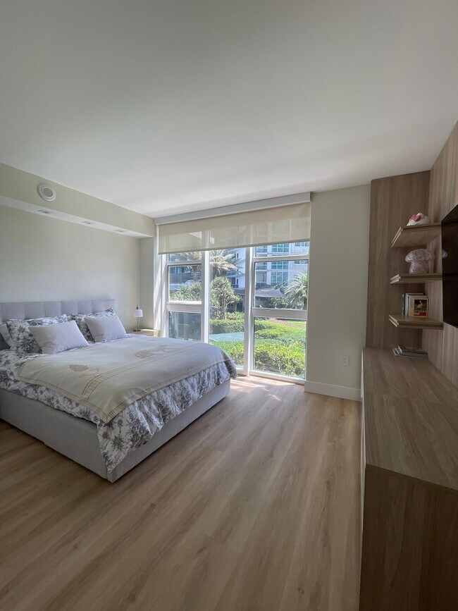 Building Photo - 10275 Collins Ave