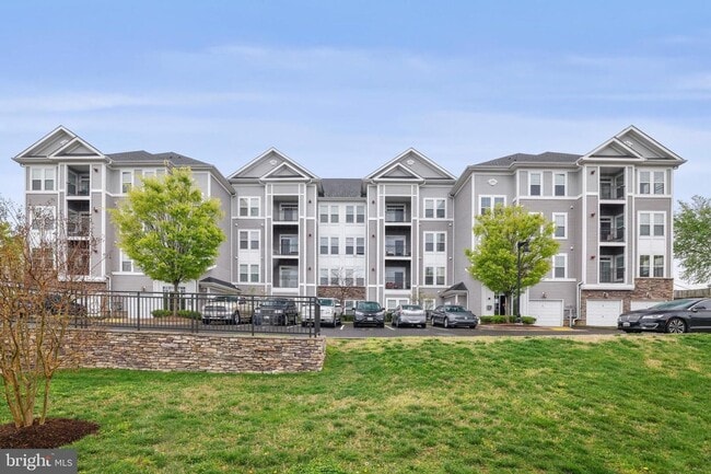 Bright Two Bedroom Condo - Bright Two Bedroom Condo