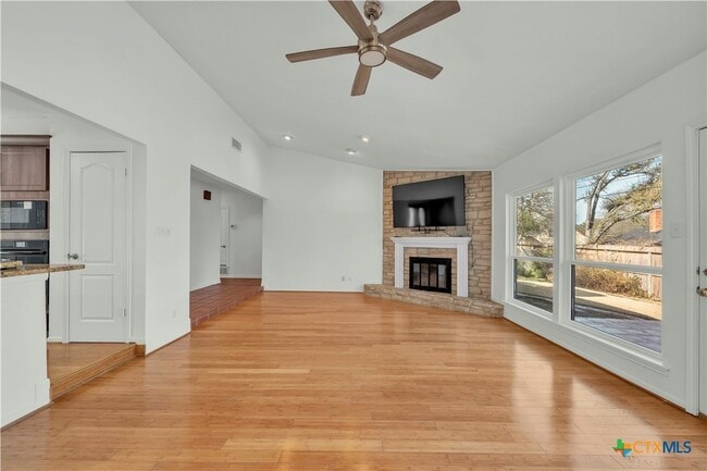 Foto del edificio - 513 Red River Rd