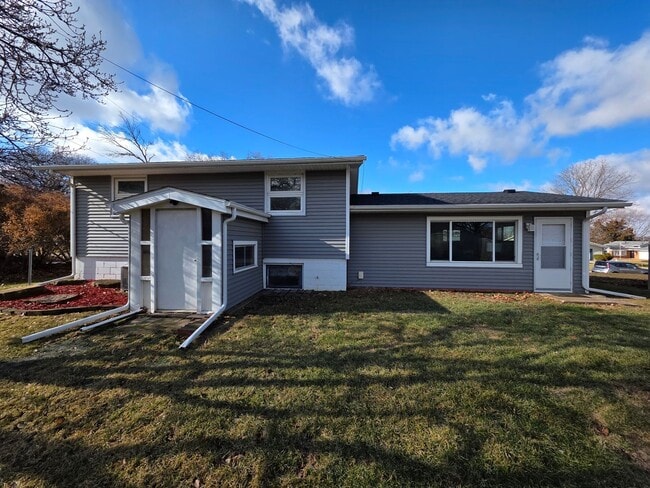 Building Photo - 4 bedroom Rental in Bettendorf