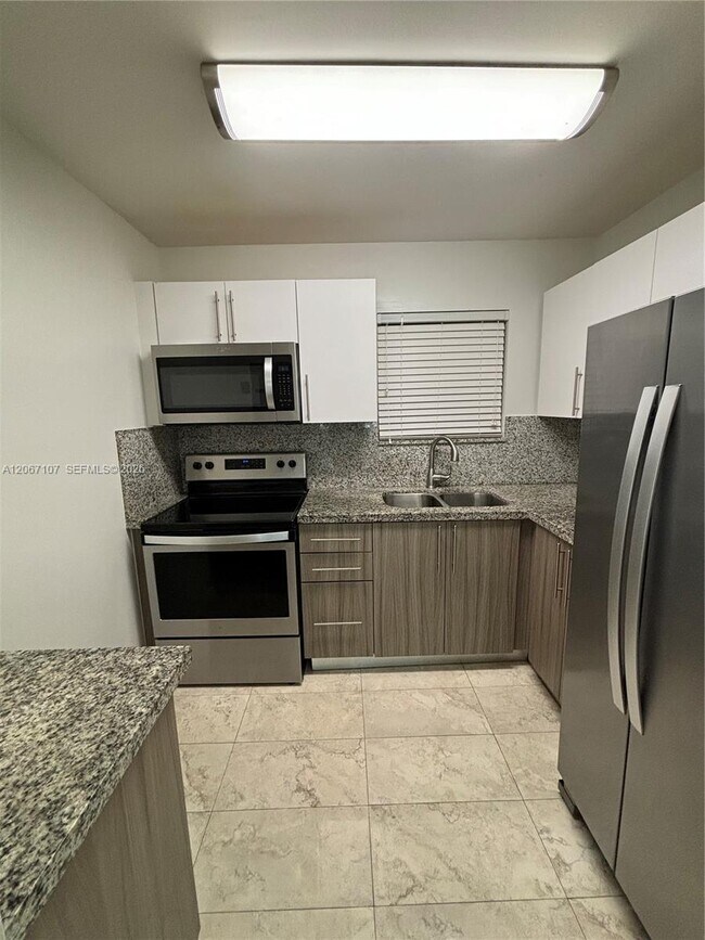 Foto del edificio - 7470 Miami Lakes Dr