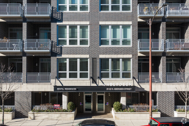 Entrada - The Aberdeen West Loop Luxury Apartments