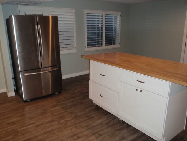 Building Photo - 6361 Clay Park Dr