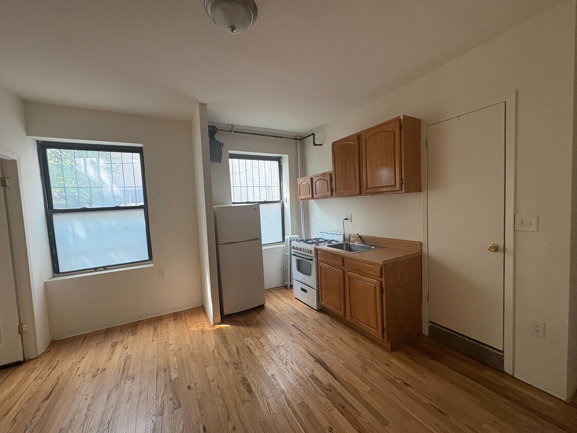 Foto principal - 328-330 E 14th St