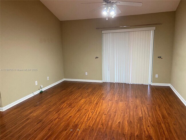 Foto del edificio - 733 Riverside Dr